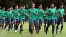 M Rafid Habibie (tengah) saat mengikuti latihan seleksi Timnas Indonesia U-19 di Lapangan Atang Sutresna, Jakarta, Kamis (6/4). 14 pemain yang pernah berlaga di luar negeri mengikuti seleksi masuk Timnas Indonesia U-19. (Liputan6.com/Helmi Fithriansyah)