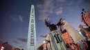 Para suporter berkumpul di monumen Obelisk untuk mendukung timnas Argentina sehari menjelang final Piala Dunia 2022, di Buenos Aires, Argentina, Sabtu, 17 Desember 2022. Argentina akan melawan Prancis pada babak final di Stadion Lusail Iconic, Minggu (18/12). (AP Photo/Matilde Campodonico)