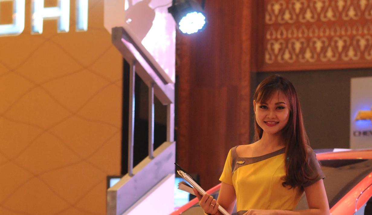 Model bergaya di sisi kendaraan Chevrolet Trax jenis SUV yang dipamerkan di Jakarta Auto Show 2015, Rabu (28/10). Chevrolet Trax merupakan produk terbaru dari PT General Motors Indonesia yang diluncurkan Agustus lalu. (Liputan6.com/Helmi Fithriansyah)