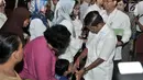 Mensos Idrus Marham menyalami anak penerima Program Keluarga Harapan (PKH) di GOR Sunter, Jakarta, Rabu (11/7). Idrus membahas penyelewengan dana bantuan sosial PKH yang terjadi di Sunter Jaya. (Merdeka.com/Iqbal Nugroho)