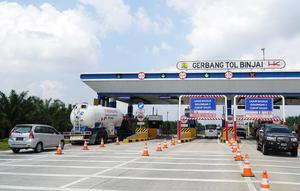 Suasana gerbang tol Binjai yang masih dalam proyek pembangunan Jalan Tol Medan - Binjai seksi I di Deli Serdang, Sumatera Utara, Rabu (6/3). Jalan Tol tersebut akan beroperasi pada akhir Tahun 2019. (Liputan6.com/HO/Eko)