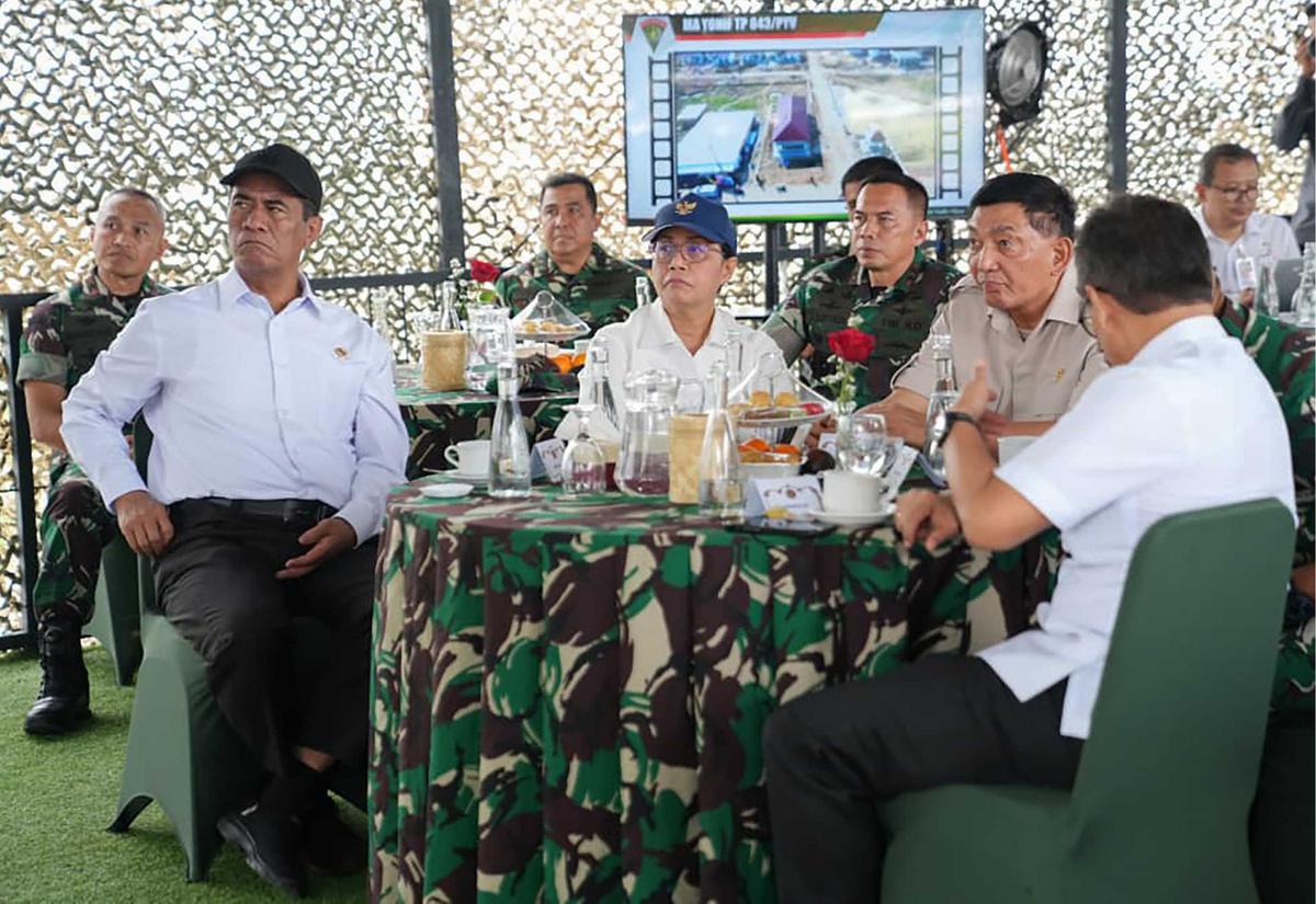 FOTO: Menhan Sjafrie Tinjau Yonif TP 843, Perkuat Sinergi Pertahanan, Kesehatan, dan Ketahanan Pangan