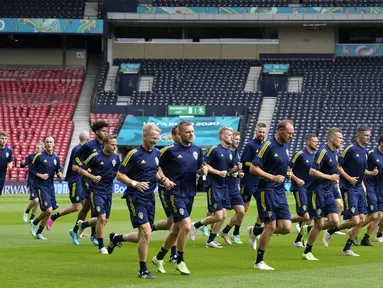 Para pemain Swedia melakukan pemanasan selama sesi latihan di Stadion Hampden Park di Glasgow, Senin (28/6/2021). Timnas Swedia akan berhadapan dengan Timnas Ukraina di babak 16 besar Euro 2020, Rabu (30/6/2021). Pertandingan ini akan digelar di Hampden Park, Glasgow. (AP Photo/Petr David Josek)