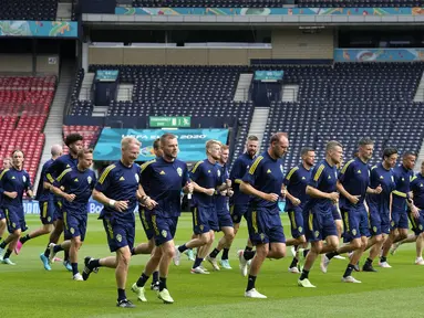 Para pemain Swedia melakukan pemanasan selama sesi latihan di Stadion Hampden Park di Glasgow, Senin (28/6/2021). Timnas Swedia akan berhadapan dengan Timnas Ukraina di babak 16 besar Euro 2020, Rabu (30/6/2021). Pertandingan ini akan digelar di Hampden Park, Glasgow. (AP Photo/Petr David Josek)