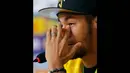 Neymar mengusap air matanya dalam konferensi pers yang digelar di Teresopolis, Rio de Janeiro, Kamis (10/7/14). (REUTERS/Marcelo Regua)