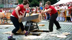 Festival San Fermin di Pamplona, Spanyol Utara, menghadirkan beberapa olahraga pedesaaan Basque, (8/7/2014). (AFP PHOTO/Ander Gillenea)