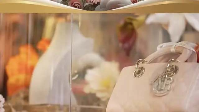 Seserahan El Rumi untuk Syifa Hadju dengan tas Dior. [Dok. SCTV]