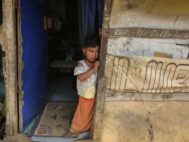 Gadis pengungsi Rohingya berdiri di kamp darurat di pinggiran Jammu, India, 7 Maret 2021. Pihak berwenang di Kashmir yang dikuasai India telah mengirim setidaknya 168 pengungsi Rohingya ke pusat penampungan untuk mendeportasi ribuan pengungsi yang tinggal di wilayah tersebut. (AP Photo/Channi Anand)