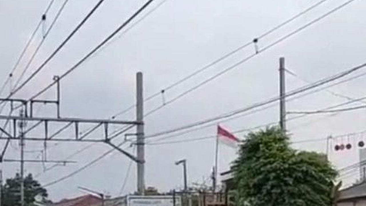Pemotor Nekat Terobos Pintu Perlintasan yang Sudah Tertutup, Akhirnya Kereta yang Mengalah
