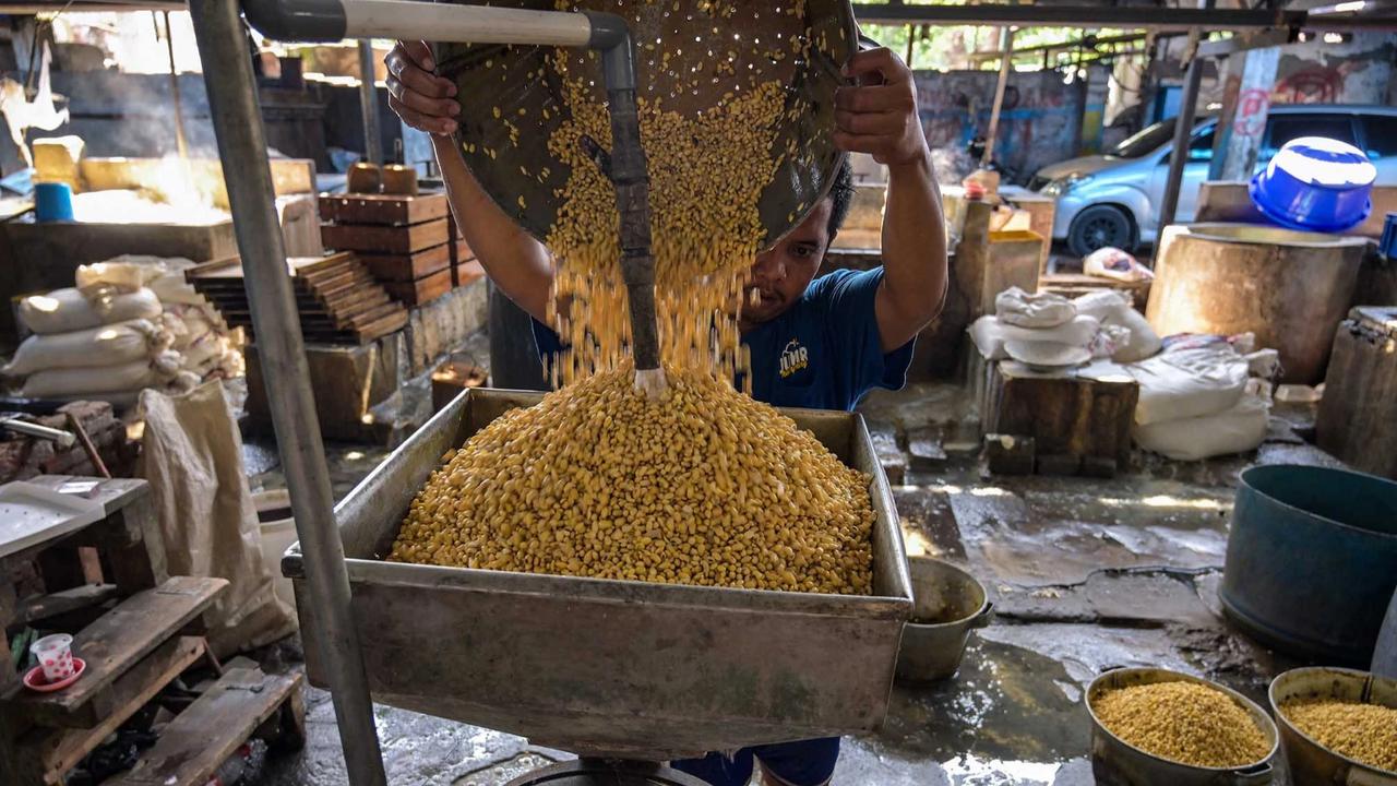 FOTO: Kenaikan Harga Kedelai Tekan Produksi Tahu di Jawa Timur