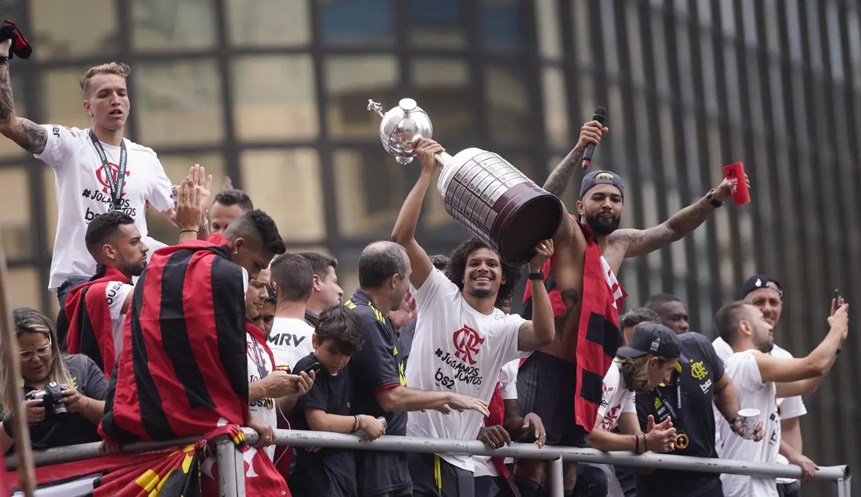 Willian Arao dari Flamengo mengangkat trofi Juara Copa Libertadores saat parade kemenangan di Rio de Janeiro, Brasil (24/11/2019). Flamengo berhasil mengalahkan klub dari Argentina, River Plate 2-1 pada babak Final Copa Libertadores di Lima. (AP Photo/Ricardo Borges)