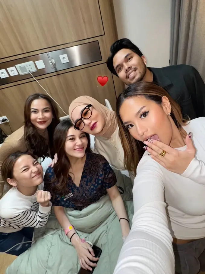 Keluarga saat Dampingi Aaliyah Massaid Melahirkan Anak Pertama