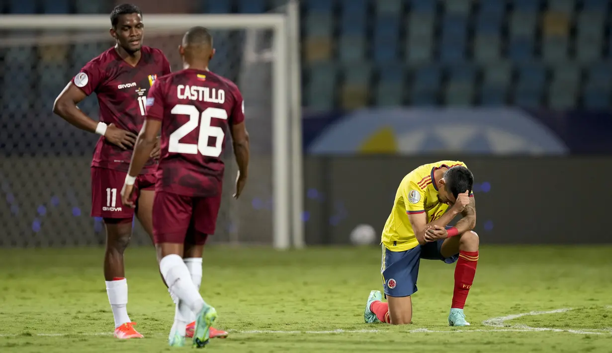 Bek timnas Venezuela, Daniel Munoz berlutut di rumput pada akhir laga kedua Grup B Copa America 2021 melawan Venezuela di Estadio Olimpico Pedro Ludovico Teixeira, Golania, Brasil, Jumat (18/6/2021). Timnas Kolombia dan Venezuela bermain imbang 0-0. (AP Photo/Ricardo Mazalan)