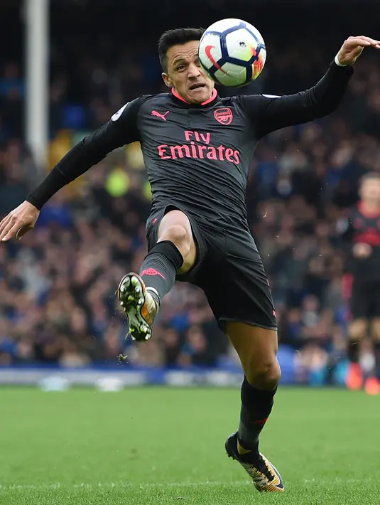 Striker Arsenal, Alexis Sanchez berusaha mengontrol bola selama matchday kesembilan Liga Primer Inggris di Goodison Park, Minggu (22/10). Bertandang ke markas Everton, Arsenal berhasil mengukir kemenangan telak 5-2. (Oli SCARFF / AFP)