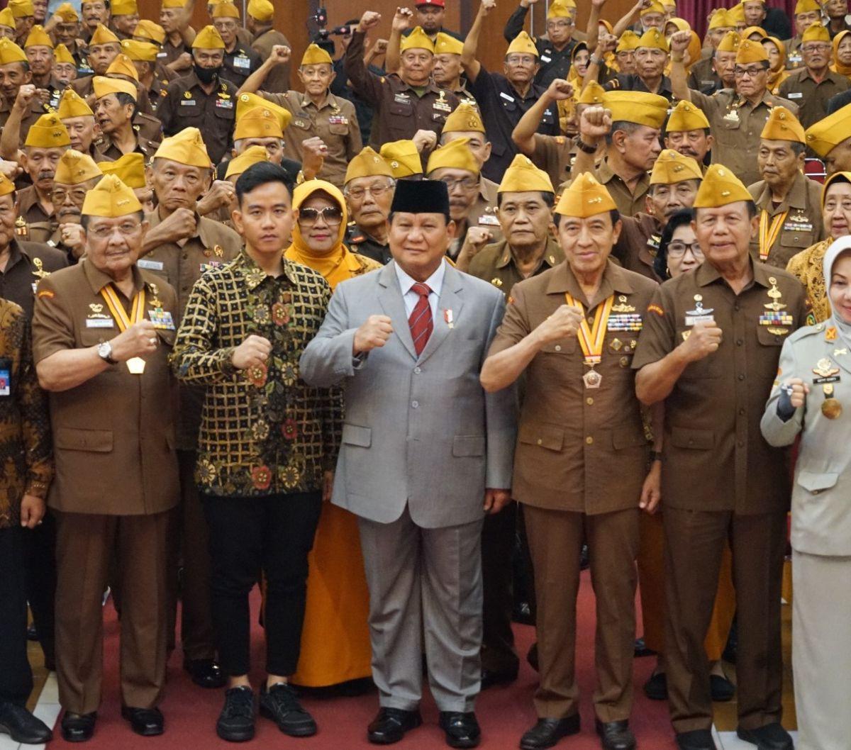 Menteri Pertahanan Prabowo Subianto didampingi Wali Kota Solo Gibran Rakabuming Raka dan Rektor Universitas Sebelas Maret (UNS) Jamal Wiwoho menghadiri peringatan Hari Veteran Nasional (Harvetnas) di&nbsp; Auditorium GPH Haryo Mataram UNS, Kamis (10/8/202