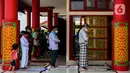 Umat muslim melaksanakan Sholat Jumat di Masjid Babah Alun Desari, Cilandak, Jakarta Selatan, Jumat (23/4/2021). Masjid dengan perpaduan warna merah, kuning dan hijau tersebut membuatnya tampak cantik. (Liputan6.com/JohanTallo)