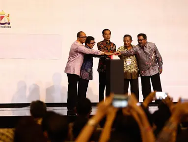 Presiden Jokowi didampingi Gubernur Banten Rano Karno memencet tombol pada pembukaan Indonesia Fintech Festival & Conference di Tangerang, Selasa (30/8). Acara itu diselenggarakan Otoritas Jasa Keuangan bersama Kadin Indonesia (Liputan6.com/Faizal Fanani)