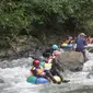 Para pelancong saat mencoba sensasi arung jeram Longalo River Tubing Bonebol (Arfandi/Liputan6.com)