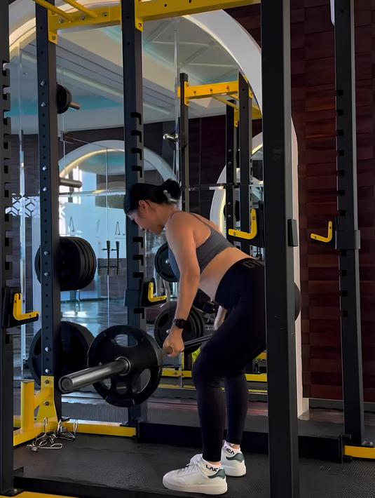 Olivia tak banyak merespon, ia tahu kapasitas dan kemampuannya dalam nge-gym di tengah hamil. Di lain sisi, ia mengaku baju olahraganya yang mulai sesak akibat perutnya yang makin besar. (Liputan6.com/IG/@olivia.mci8)