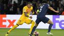 Pemain Barcelona, Raphinha, berusaha melewati pemain Paris Saint-Germain, Marquinhos, pada laga leg pertama perempat final Liga Champions di Stadion Parc des Princes, Kamis (11/4/2024). (AP Photo/Lewis Joly)