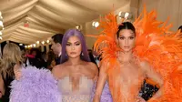 Kakak beradik Kylie (kiri) dan Kendall Jenner tampil seksi dengan gaun berwarna ungu dan oranye cerah saat menghadiri Met Gala 2019 bertema Camp: Notes on Fashion di The Metropolitan Museum of Art, New York, Amerika Serikat, Senin (6/5/2019). (Photo by Evan Agostini/Invision/AP)