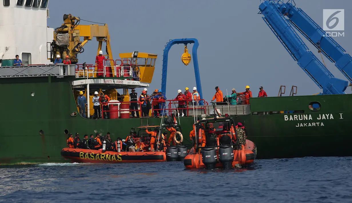 KM Baruna Jaya I Jakarta melakukan pencarian jatuhnya pesawat Lion Air JT 610 di perairan Karawang, Jawa Barat Rabu (31/10). Hari ke-3 pencarian diduga adanya temuan benda logam sepanjang 20 meter yang terdeteksi sonar KRI Rigel. (Merdeka.com/Imam Buhori)