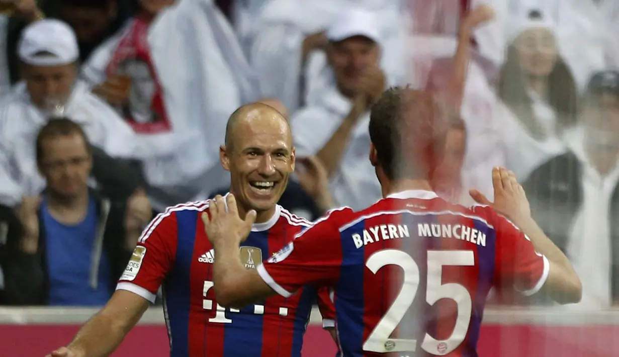 Arjen Robben dan Thomas Mueller, merayakan gol kemenangan Bayern Munich atas Wolfsburg 2-1 di Allianz Arena, (23/8/2014). (REUTERS/Michaela Rehle)