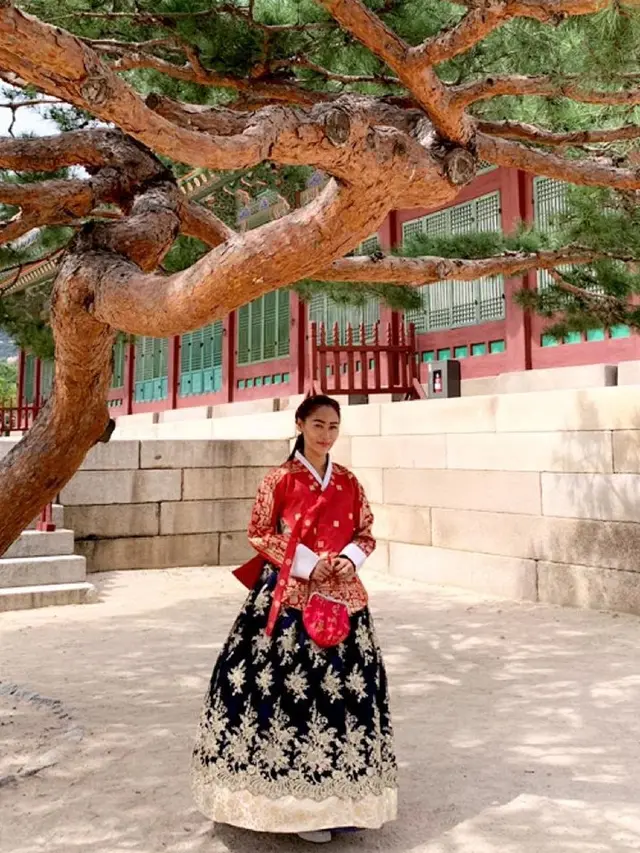 Gaya Inul Daratista Pakai Hanbok di Korea Selatan (sumber: instagram/@inul.d)