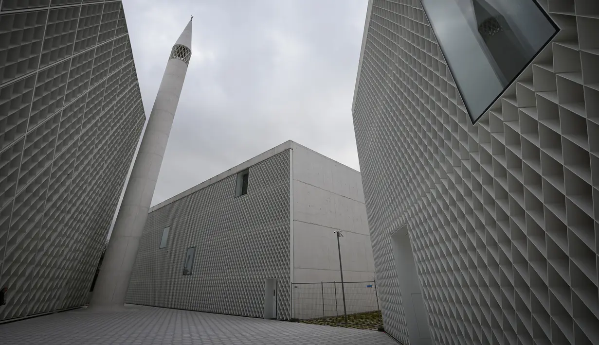 Menara dan bangunan masjid pertama Slovenia di Ljubljana pada Senin (3/2/2020). Ide pembangunan masjid yang berlokasi di kawasan industri Ljubljana itu telah direncanakan sejak 50 tahun yang lalu. (Photo by Jure Makovec / AFP)