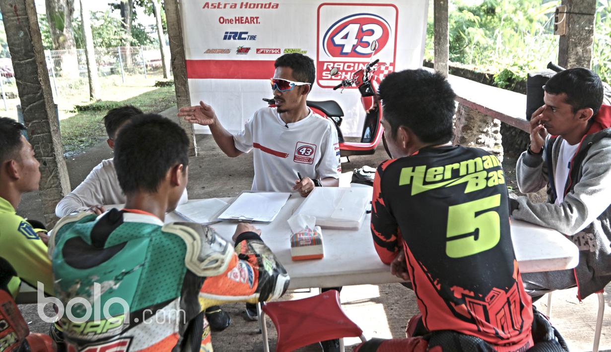 Selain berlatih sepeda M.Fadli juga menjadi pengajar bagi pebalap-pebalap muda dengan membuka sekolah balap "43 Racing School" yang didukung Astra Honda Motor. (Bola.com/Nicklas Hanoatubun)