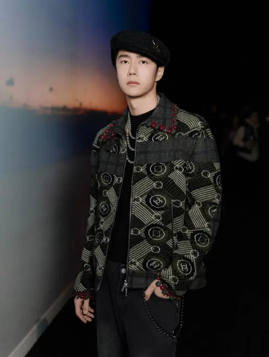 Wang YIBO, Duta CHANEL, mengenakan blus wol berwarna khaki, hitam dan putih, tampilan 25, dari koleksi CHANEL Métiers d’Art 2024/25. Aksesori dan sepatu CHANEL.  [Foto: Chanel.dok]