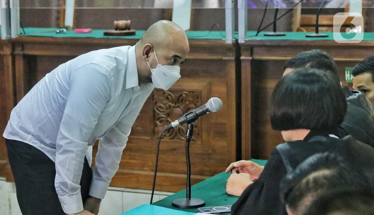 Terdakwa kasus merintangi penyidikan atau 'obstruction of justice' pembunuhan berencana terhadap Brigadir Nopriansyah Yosua Hutabarat atau Brigadir J, Baiquni Wibowo berdiskusi dengan kuasa hukumnya usai sidang putusan sela di PN Jakarta Selatan, Kamis (10/11/2022). Majelis Hakim menolak eksepsi atau nota keberatan yang diajukan oleh terdakwa Baiquni Wibowo. (Liputan6.com/Angga Yuniar)