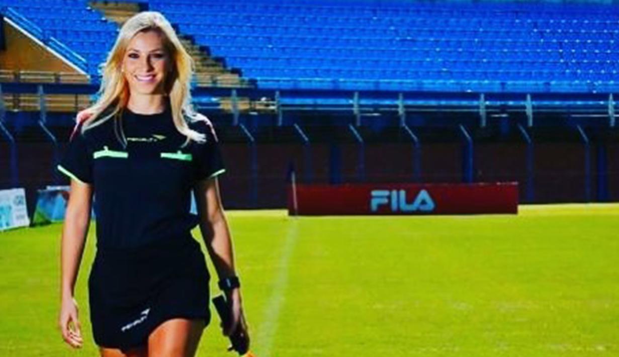 Foto Fernanda Colombo Wasit Cantik Asal Brasil Yang Bikin Gagal Fokus Bola Liputan6 Com