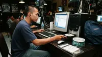 10 Barang Nostalgia yang Dulu Sering Dibawa Saat Pergi ke Warnet, Bikin Kangen Masa Kecil