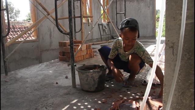 Seorang siswa Mts di Grobogan terpaksa bekerja sebagai kuli bangunan demi membeli HP untuk belajar online di Grobogan. (Foto: Liputan6.com/Felek Wahyu)