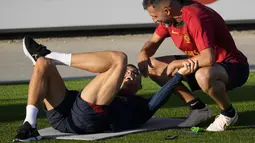 Pemain Portugal, Cristiano Ronaldo, berbincang dengan pelatih kiper Ricardo saat mengikuti sesi latihan jelang menghadapi laga Kualifikasi Euro 2024 di Lisbon, (20/3/2023). Portugal akan menjalani laga kualifikasi Euro 2024. (AP Photo/Armando Franca)