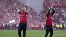 Pelatih Liverpool, Arne Slot merayakan kemenangan timnya sekaligus menjadi juara Liga Inggris 2024/2025 setelah mengalahkan Tottenham Hotspur di Anfield, Liverpool, Inggris, Minggu (27/04/2025). (AP Photo/Jon Super)