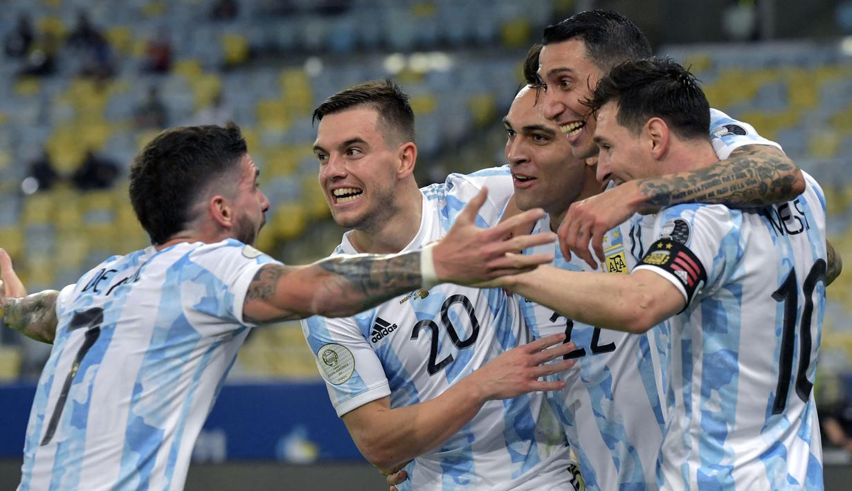 Timnas Argentina tercatat akan membawa sederet nama-nama top penyerang mereka. Lionel Messi, Angle Di Maria, dan Lautaro Martinez tentu akan menjadi pilihan utama La Albiceleste. Namun, di bangku cadangan masih ada nama-nama top lain seperti Paulo Dybala, Julian Alvarez, Angel Correa, dan Joaquin Correa. Pada Piala Dunia 2022 ini tentu skuad Lionel Scaloni akan benar-benar diperhitungkan. Pasalnya, mereka berhasil menjadi juara Copa America dan Finalissima pada tahun lalu. (AFP/Nelson Almeida)