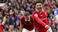 Pemain Manchester United (MU), Jadon Sancho, berlari merayakan golnya Leicester City dalam lanjutan Liga Inggris 2022/2023 di Old Trafford, Minggu (19/2/2023) malam WIB. (AP Photo/Dave Thompson)