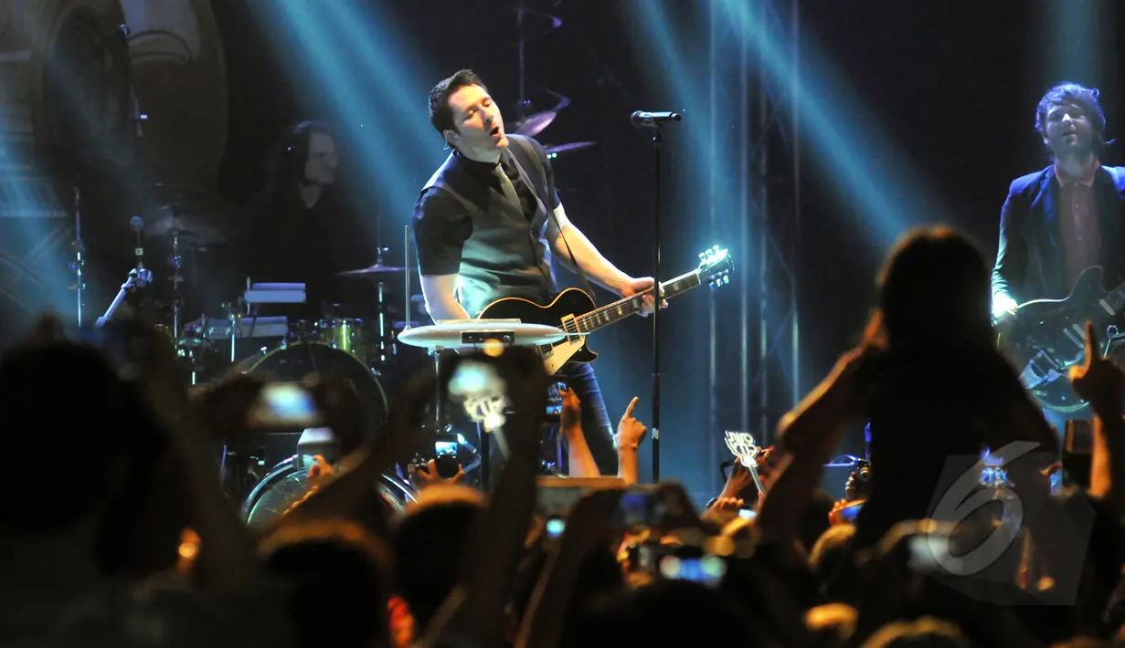 Di atas panggung, Owl City terlihat intim bersama barisan penonton yang memadati Rolling Stone Cafe, Jakarta, Senin (11/5/2015). (Liputan6.com/Panji Diksana) 