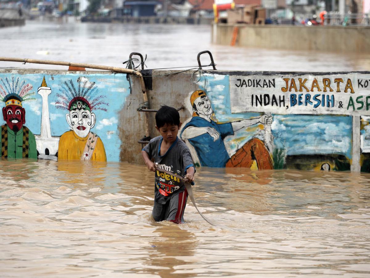 Banjir yang sering terjadi di sekitar pemukiman penduduk di daerah perkotaan akibat semakin dangkal 