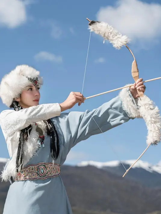 Bahkan, Kirana berpose ala pemanah profesional yang bikin makin mirip sebagai pendekar. [@kiranalarasati]