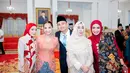 Melansir dari situs resminya, tas tersebut ditaksir seharga berkisar Rp53 juta-an. [@raffinagita1717].