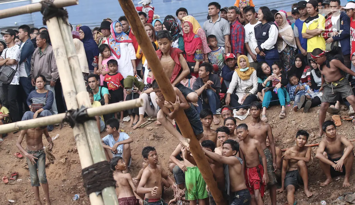 Anak-anak saat mengikuti panjat pinang dalam Festival Kalimalang di Cipinang Melayu, Jakarta Timur, Kamis (17/8). Festival Kalimalang ini dalam rangka memeriahkan HUT ke-72 RI. (Liputan6.com/Herman Zakharia)