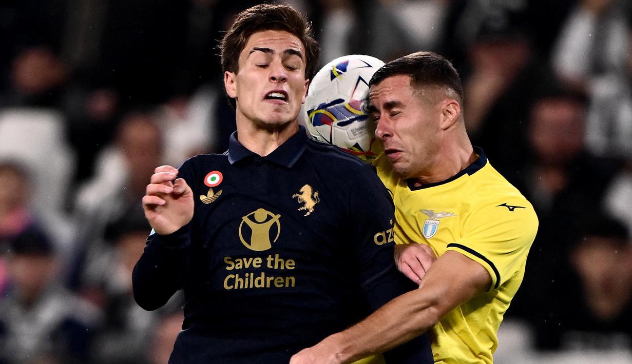 Laga kedua tim berlangsung ketat sejak menit awal pertandingan. (MARCO BERTORELLO/AFP)