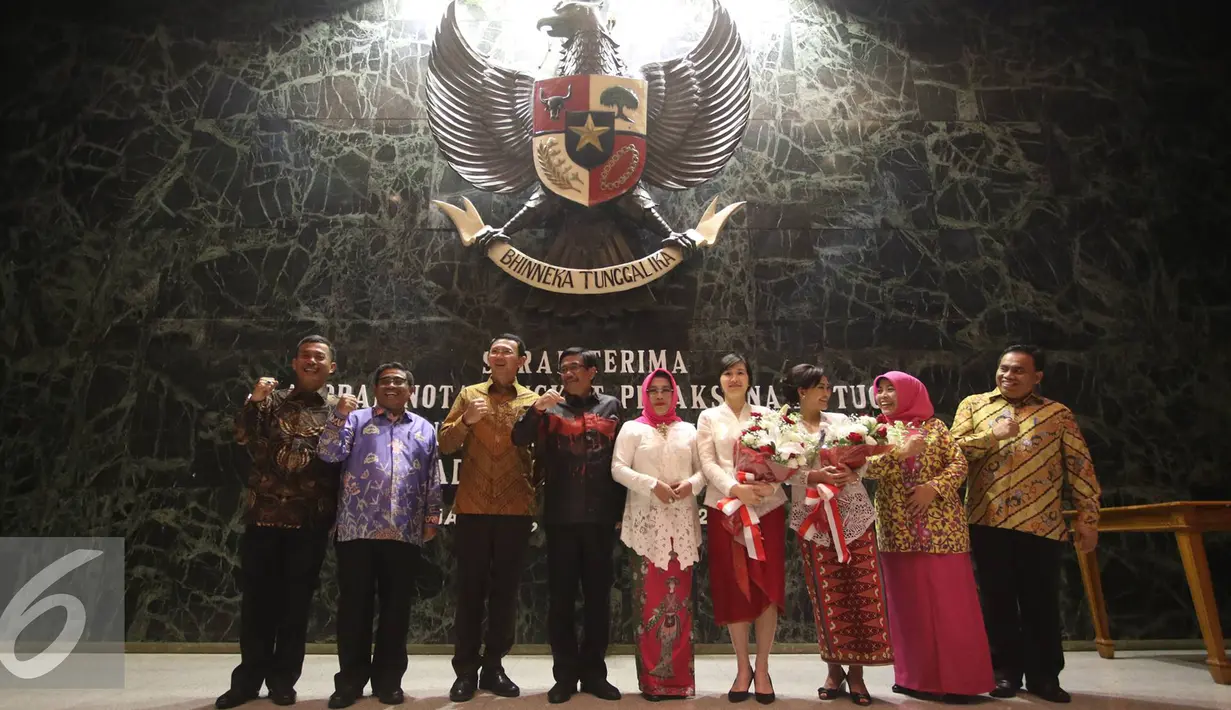 Basuki Tjahaja Purnama atau Ahok berfoto bersama Sumarsono dan Djarot usai serah terima laporan nota singkat pelaksanaan tugas di Balai Agung DKI, Sabtu (11/2). (Liputan6.com/Immanuel Antonius)
