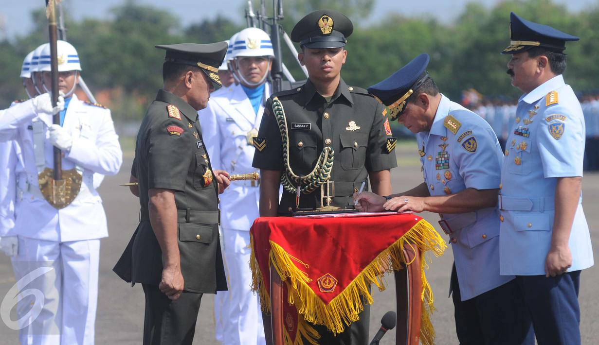 Marsekal TNI Agus Supriatna menandatangi dokumen serah terima jabatan di Lanud Halim Perdanakusuma, Jakarta, Jumat (20/1). KSAU Marsekal TNI Agus Supriatna digantikan Hadi Tjahjanto. (Liputan6.com/Helmi Afandi)