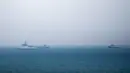 Sejumlah kapal militer terlihat di lokasi jatuhnya pesawat militer Rusia Tu-154 di Laut Hitam di pinggiran Sochi, Rusia (25/12). Pesawat tersebut menghilang dari radar 20 menit setelah lepas landas dari Bandara Adler. (REUTERS/Maxim Shemetov)