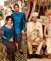 Saat menikah dengan Panji Trihatmodjo, Varsha Adhikumoro tampil dalam balutan kebaya Jawa warna putih yang dihiasi full payet. Kebayanya dipadukan dengan dua bros perak dan kain batik cokelat. [@varshaadhikumoro]