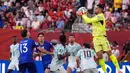 Kiper Portugal Diogo Costa melakukan penyelamatan selama pertandingan sepak bola babak 32 besar Piala Dunia antara Portugal dan Kroasia di Toronto, Kamis, 2 Juli 2026. (AP Photo/Mike Stewart) (02/07/2026).
